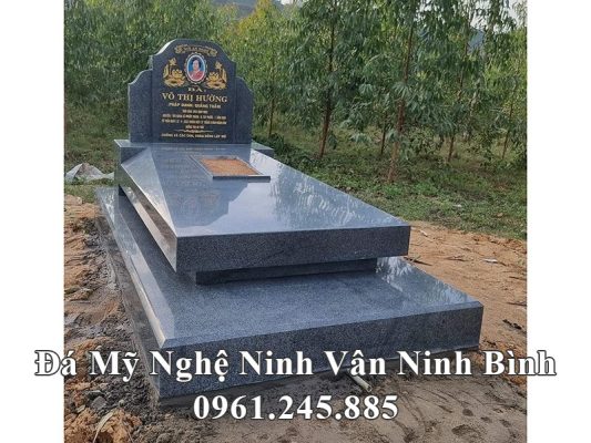 So sánh Mộ đá granite với Mộ đá xanh rêu