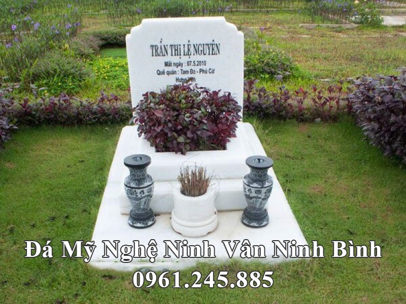 Mộ đá tại Hoa viên nghĩa trang Hà Nội.jpg